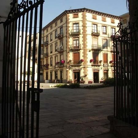 Hostal Paris ฮากา ภายนอก รูปภาพ
