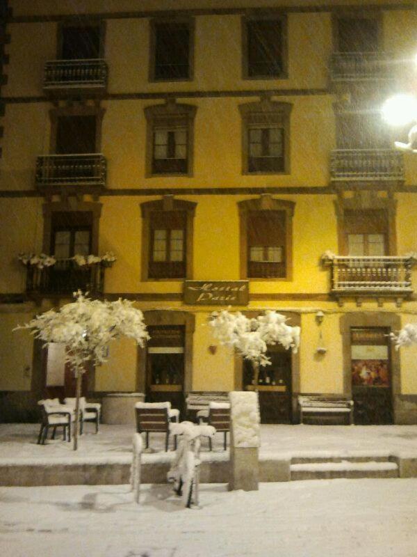 Hostal Paris ฮากา ภายนอก รูปภาพ