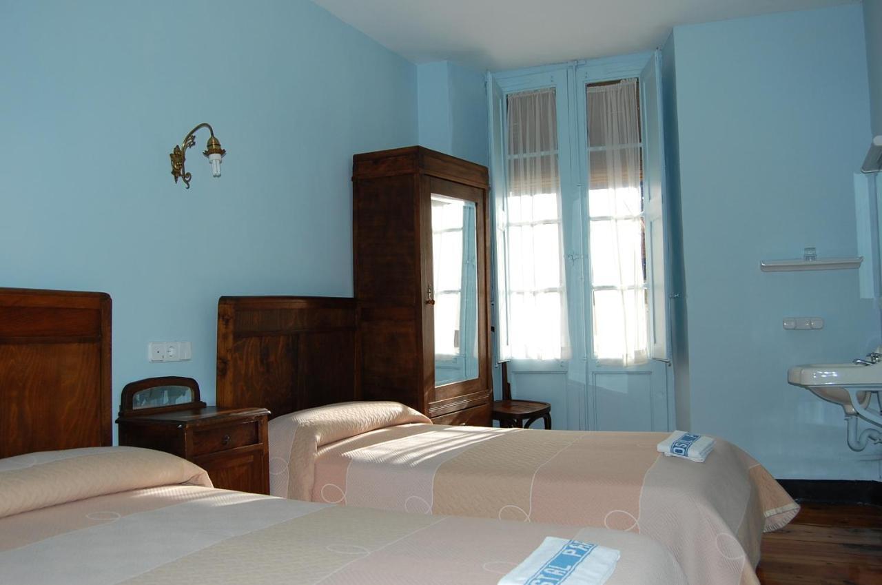 Hostal Paris ฮากา ภายนอก รูปภาพ